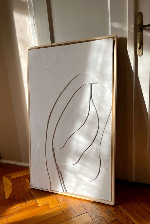 Topology 09-4 Kunst Relieffet i hvert stykke skjuler komprimert papir fra hurtigmoteindustrien, puster nytt liv i forkastede ressurser og forvandler dem til tankevekkende mesterverk.